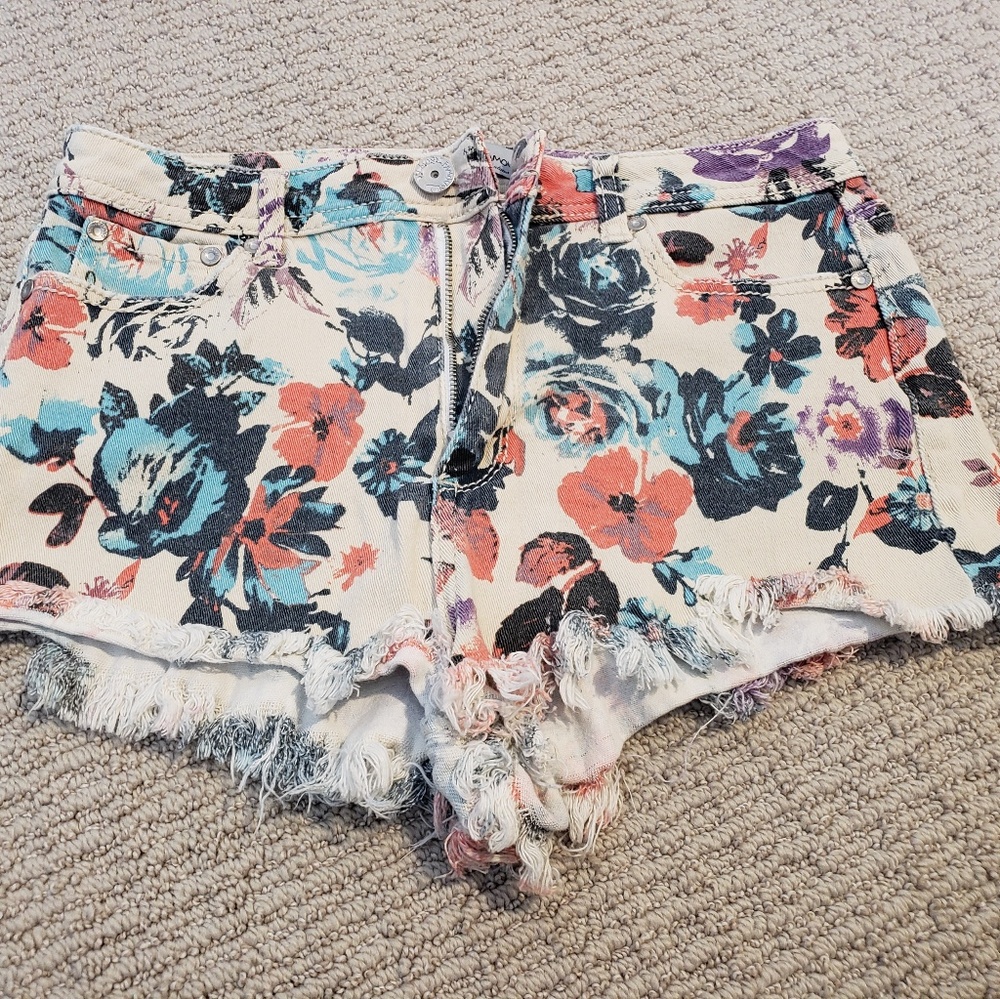 GUC floral short no rips or stain.